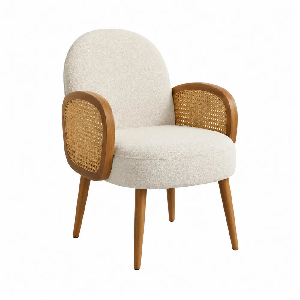 Poltrona con schienale arrotondato braccioli in rattan naturale e legno massello rivestimento bouclé beige chiaro 72x74x78 cm